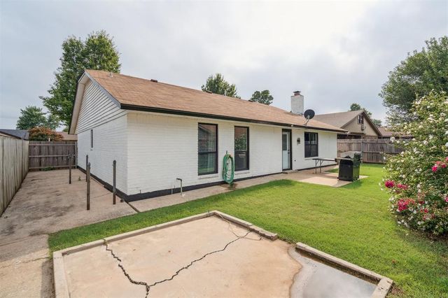 1051 Royal Lane, Yukon, OK 73099