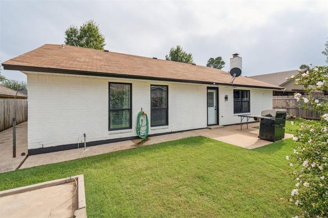 1051 Royal Lane, Yukon, OK 73099