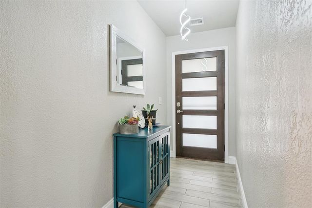 1051 Royal Lane, Yukon, OK 73099