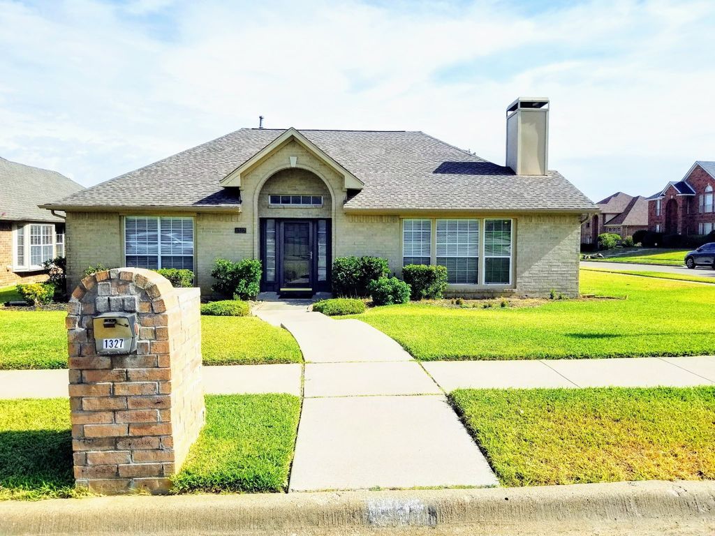 1327 Royal Palm Lane, Carrollton, TX 75007
