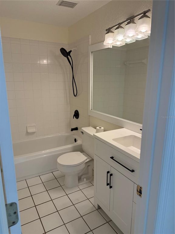 Image 11 of property listing at 12613 SUMMER TREE COURT, Orlando, FL 32828