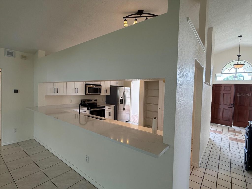 Image 5 of property listing at 12613 SUMMER TREE COURT, Orlando, FL 32828