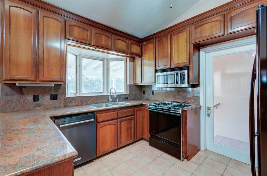 Image 12 of property listing at 4895 N Thorne Avenue, Fresno, CA 93704