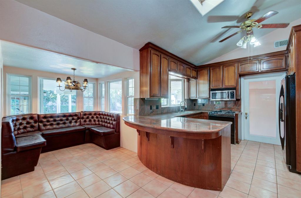 Image 13 of property listing at 4895 N Thorne Avenue, Fresno, CA 93704