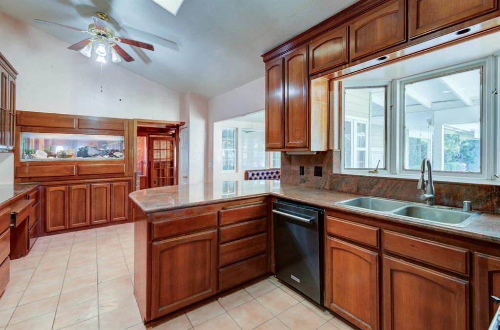 Image 14 of property listing at 4895 N Thorne Avenue, Fresno, CA 93704