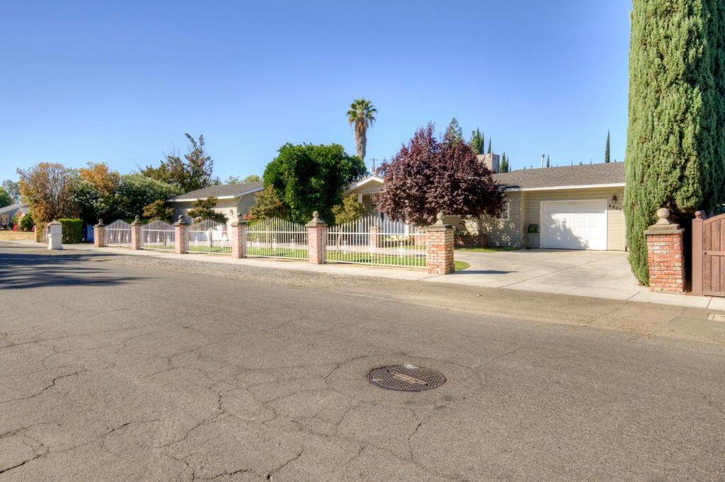 Image 3 of property listing at 4895 N Thorne Avenue, Fresno, CA 93704