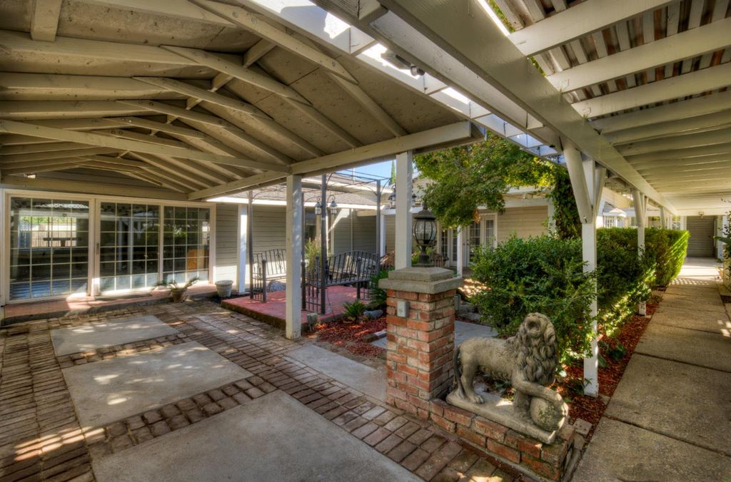 Image 36 of property listing at 4895 N Thorne Avenue, Fresno, CA 93704