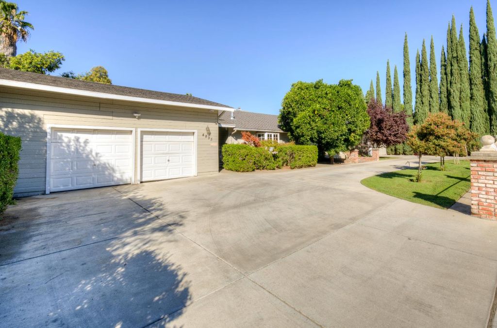 Image 4 of property listing at 4895 N Thorne Avenue, Fresno, CA 93704