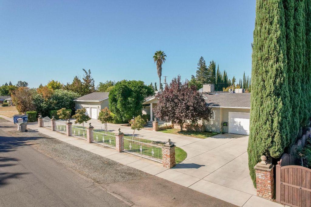 Image 44 of property listing at 4895 N Thorne Avenue, Fresno, CA 93704