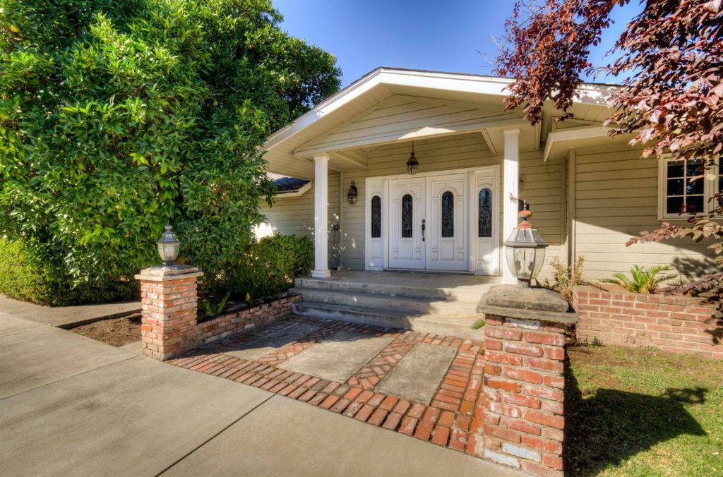 Image 5 of property listing at 4895 N Thorne Avenue, Fresno, CA 93704