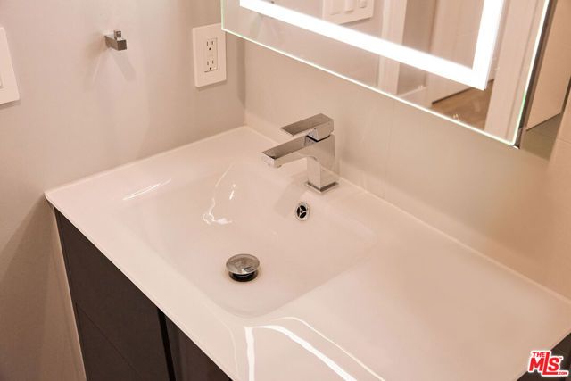 221 S Gale Drive 403, Beverly Hills, CA 90211