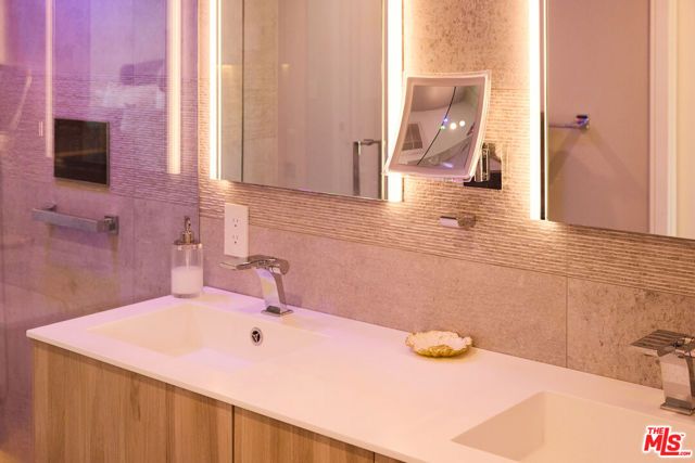 221 S Gale Drive 403, Beverly Hills, CA 90211