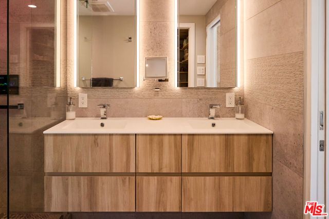 221 S Gale Drive 403, Beverly Hills, CA 90211