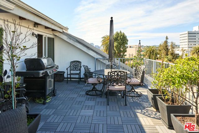 221 S Gale Drive 403, Beverly Hills, CA 90211