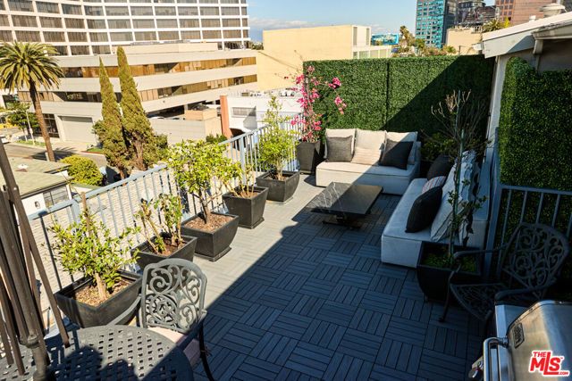 221 S Gale Drive 403, Beverly Hills, CA 90211