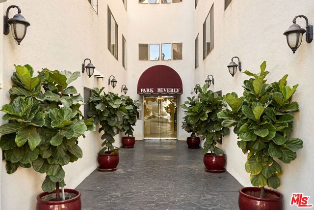 221 S Gale Drive 403, Beverly Hills, CA 90211