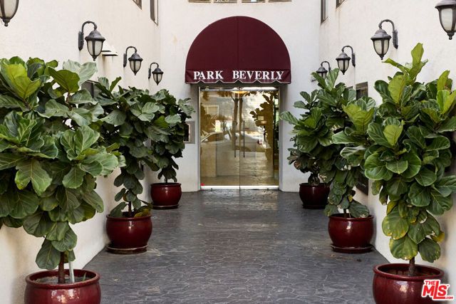 221 S Gale Drive 403, Beverly Hills, CA 90211