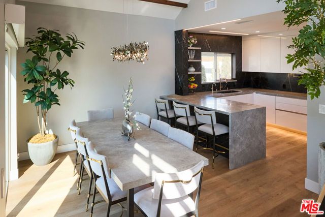 221 S Gale Drive 403, Beverly Hills, CA 90211