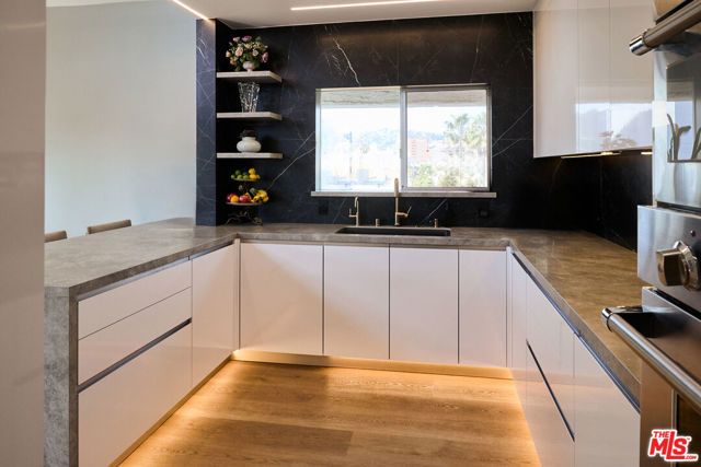 221 S Gale Drive 403, Beverly Hills, CA 90211