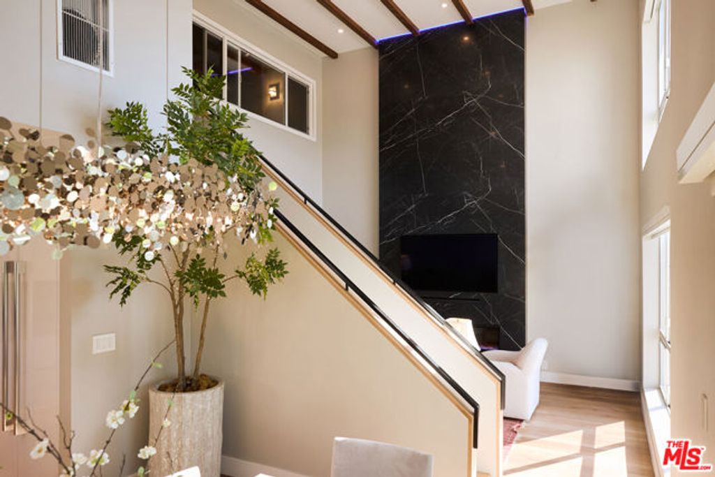 221 S Gale Drive 403, Beverly Hills, CA 90211