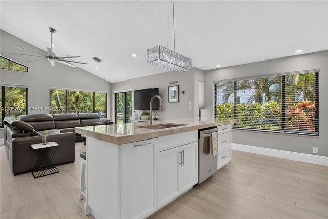 5366 NW 85th Ave, Coral Springs, FL 33067