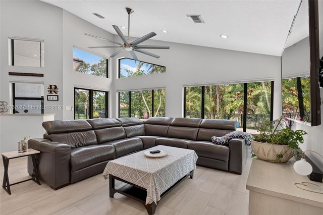 5366 NW 85th Ave, Coral Springs, FL 33067