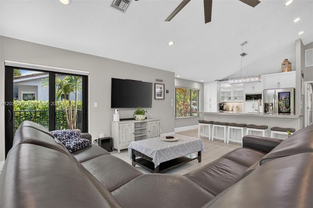 5366 NW 85th Ave, Coral Springs, FL 33067