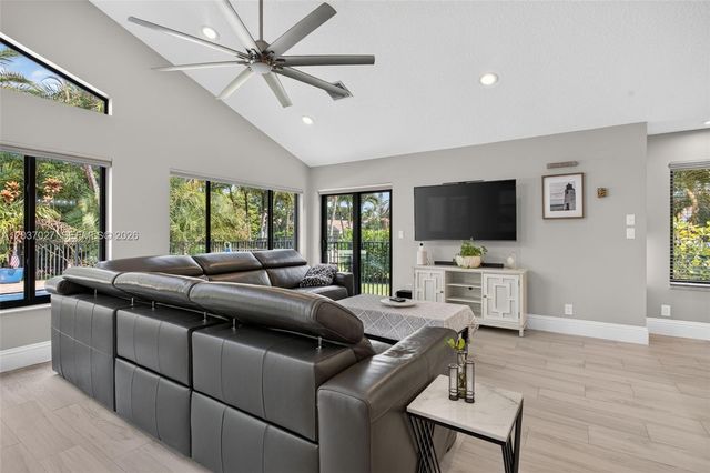 5366 NW 85th Ave, Coral Springs, FL 33067