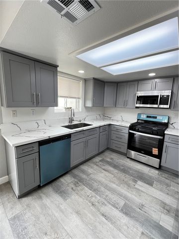 9979 5th Avenue, Hesperia, CA 92345