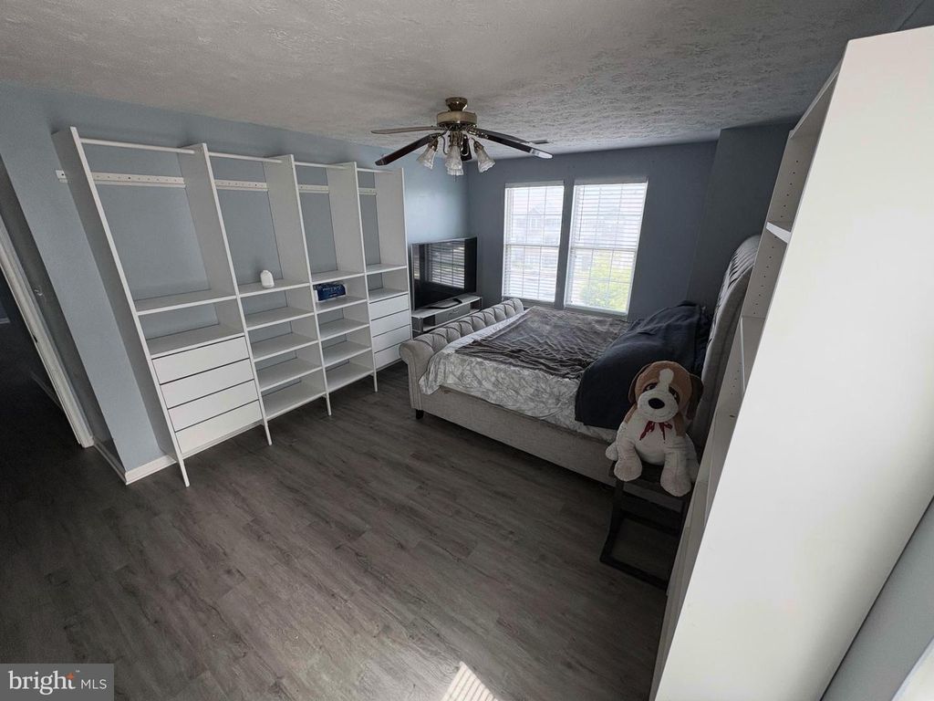 Image 10 of property listing at 5600 AVONSHIRE PL ##J, Frederick, MD 21703