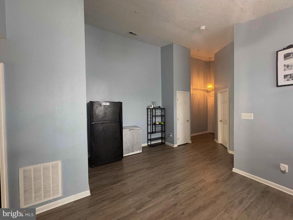 Image 2 of property listing at 5600 AVONSHIRE PL ##J, Frederick, MD 21703