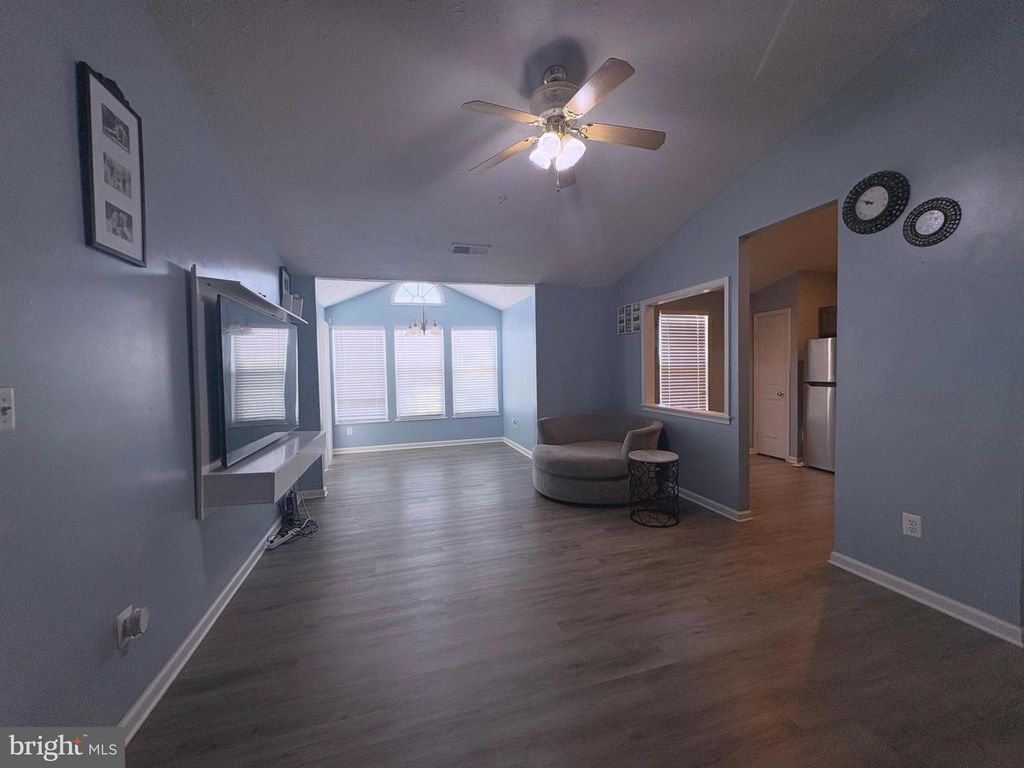 Image 4 of property listing at 5600 AVONSHIRE PL ##J, Frederick, MD 21703