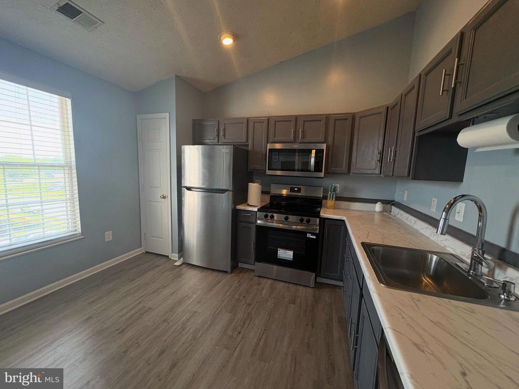 Image 6 of property listing at 5600 AVONSHIRE PL ##J, Frederick, MD 21703