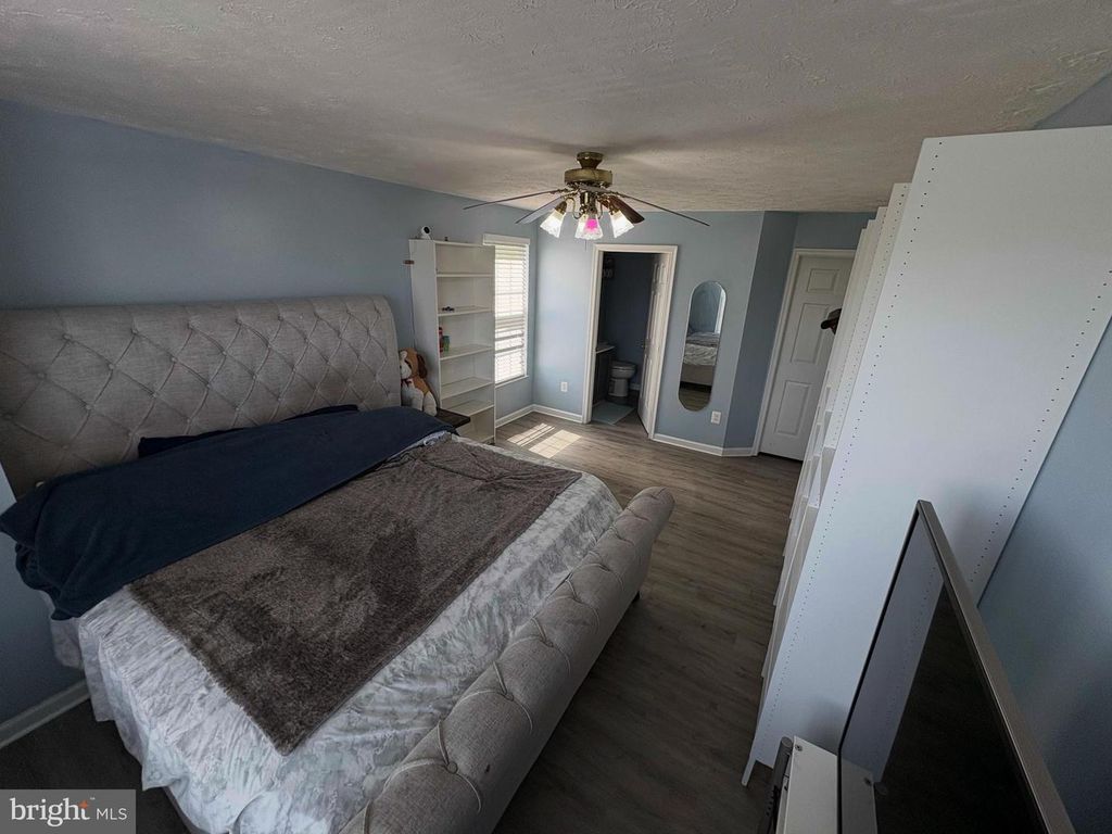 Image 9 of property listing at 5600 AVONSHIRE PL ##J, Frederick, MD 21703