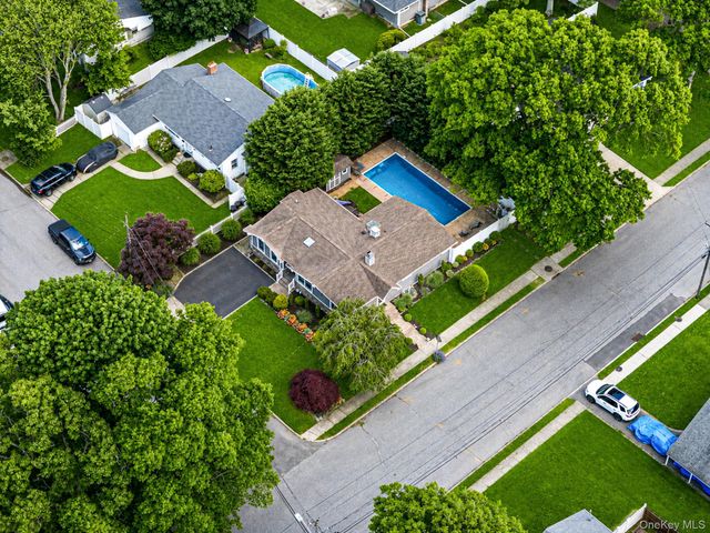 2 Pueblo Court, Sayville, NY 11782