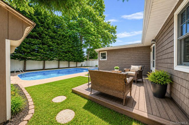 2 Pueblo Court, Sayville, NY 11782