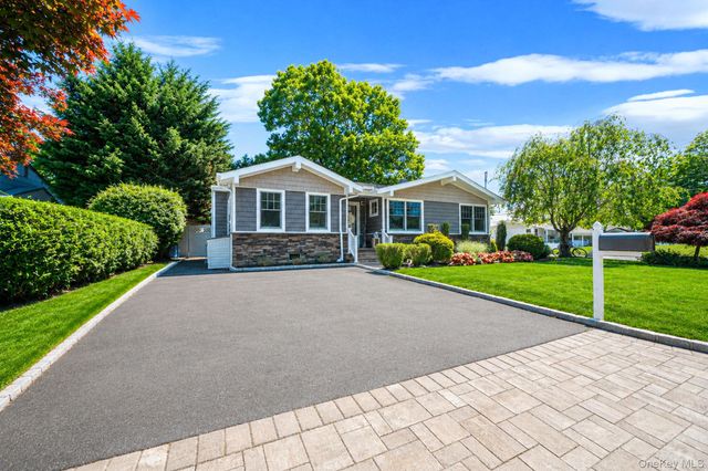 2 Pueblo Court, Sayville, NY 11782