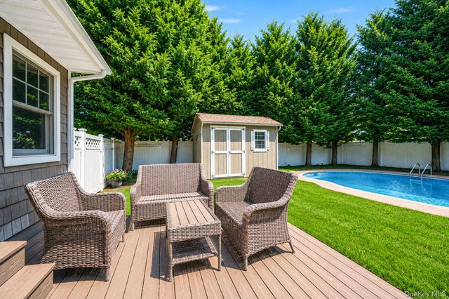 2 Pueblo Court, Sayville, NY 11782