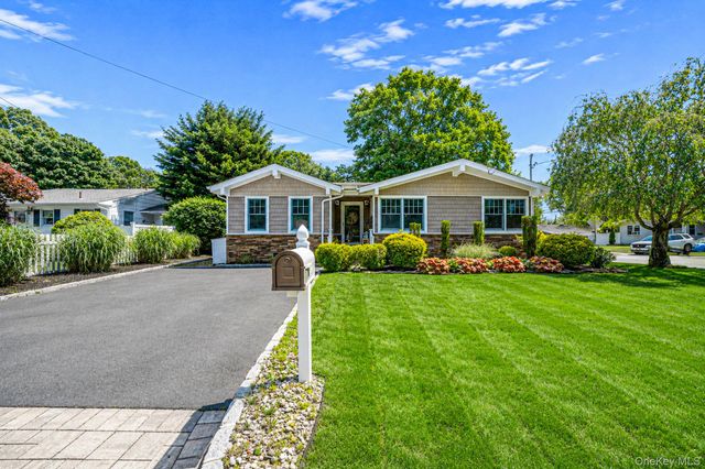 2 Pueblo Court, Sayville, NY 11782
