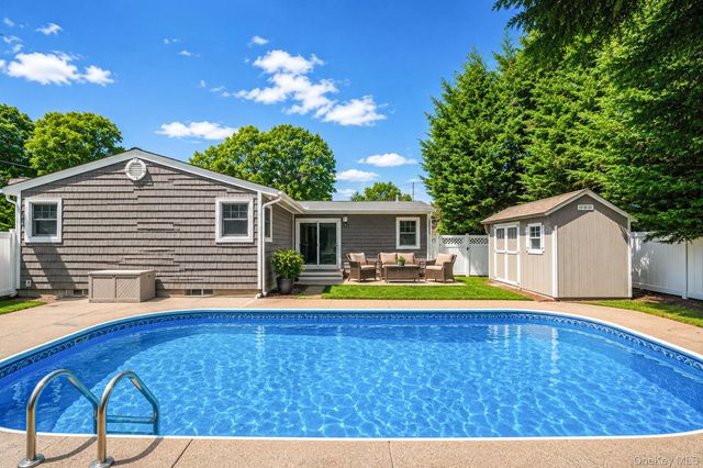 2 Pueblo Court, Sayville, NY 11782