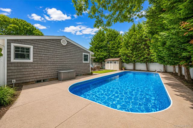 2 Pueblo Court, Sayville, NY 11782