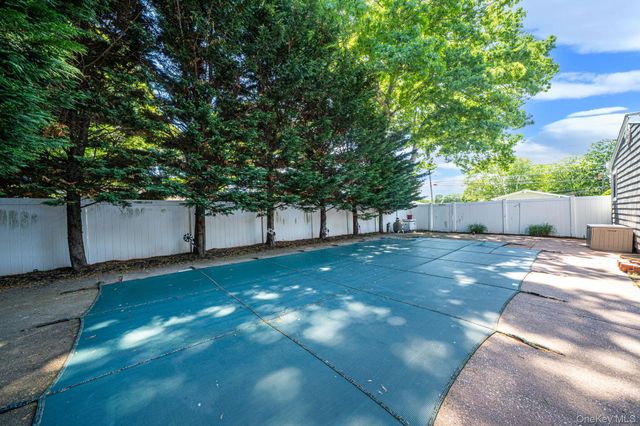 2 Pueblo Court, Sayville, NY 11782