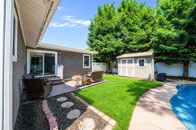 2 Pueblo Court, Sayville, NY 11782
