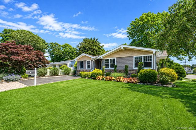 2 Pueblo Court, Sayville, NY 11782