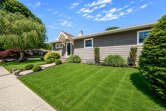 2 Pueblo Court, Sayville, NY 11782