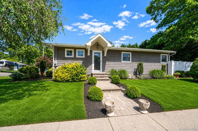 2 Pueblo Court, Sayville, NY 11782