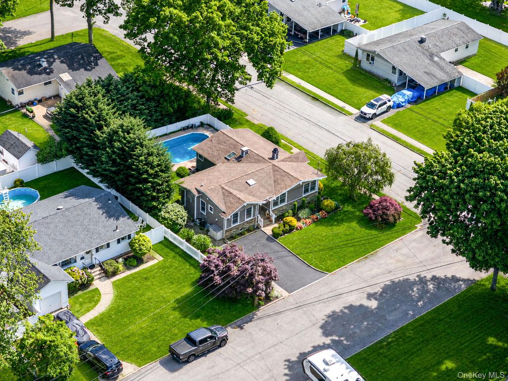 2 Pueblo Court, Sayville, NY 11782