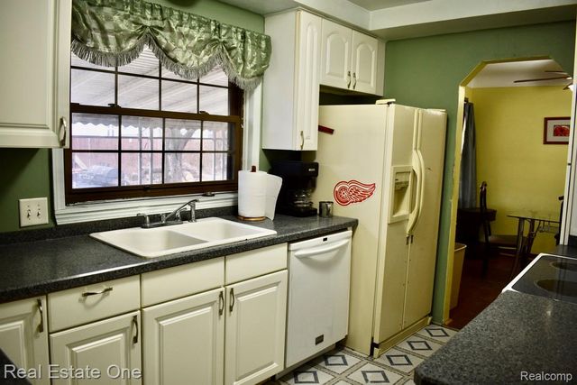1152 Mayflower Avenue, Lincoln Park, MI 48146