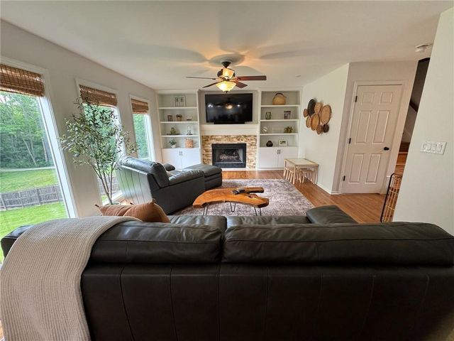 632 Taylor Drive, Liberty, MO 64068
