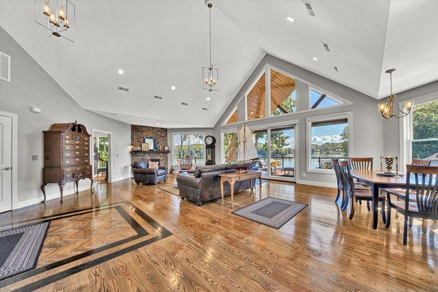 152 Windward Pointe DR, Moneta, VA 24121